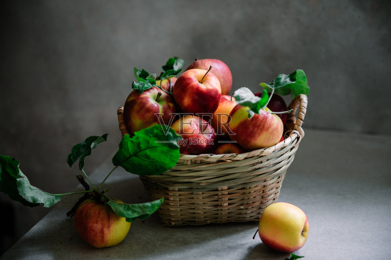 篮子里的红苹果照片摄影图片