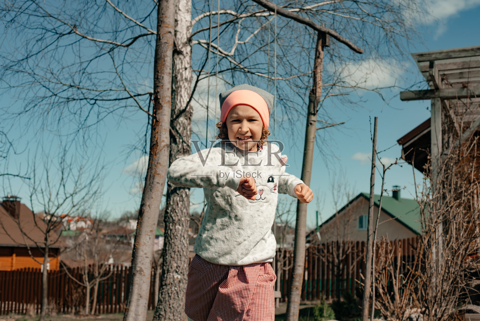 快乐的孩子在乡村的户外玩耍。照片摄影图片