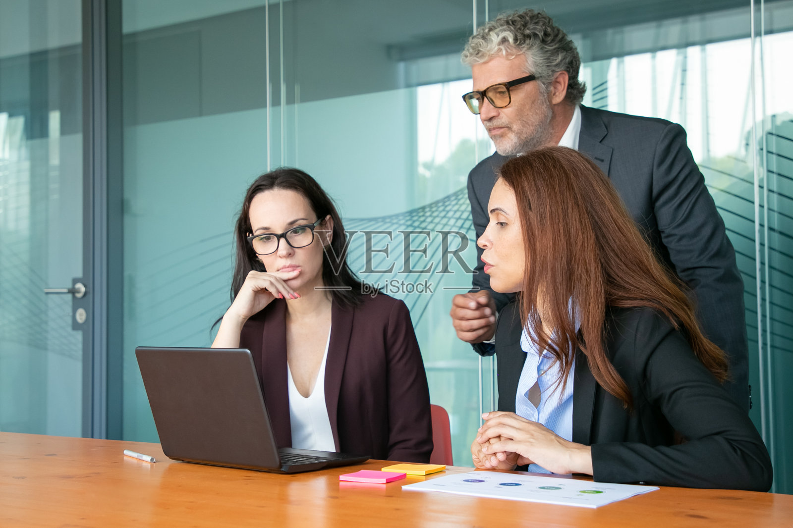 专注于笔记本电脑的商务人士照片摄影图片