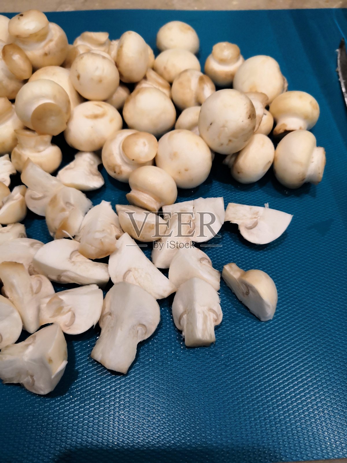 蘑菇,蘑菇片,生食片上有蓝色照片摄影图片