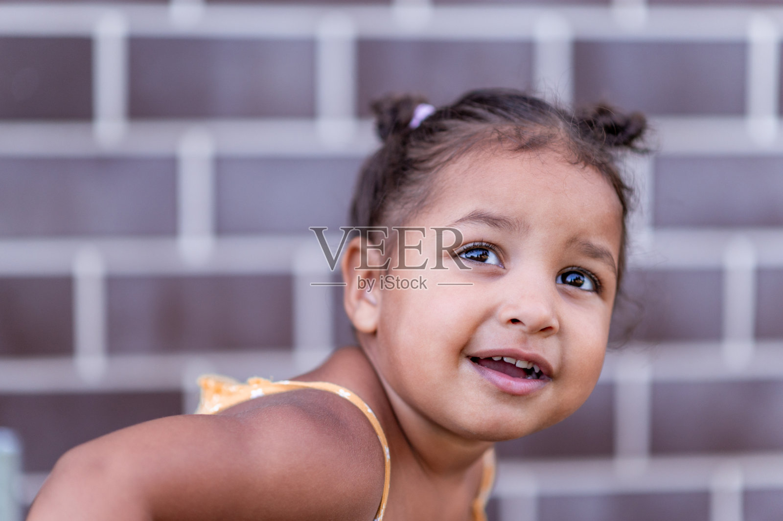 户外可爱小女孩的肖像照片摄影图片