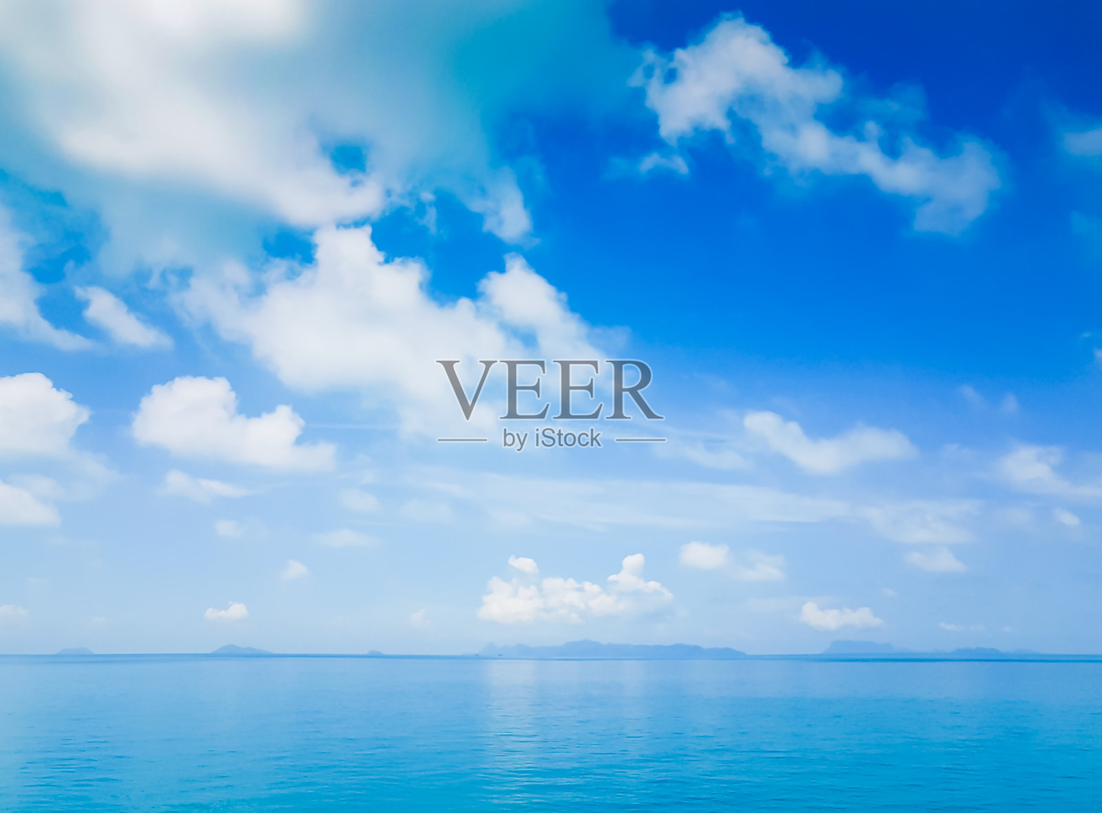 蔚蓝的天空,碧蓝的海面上飘着白云。照片摄影图片