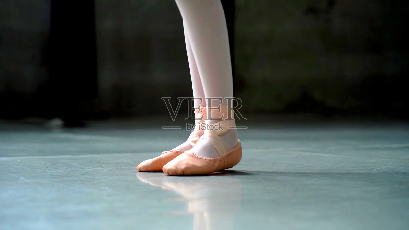 一个芭蕾舞演员在专注地跳芭蕾舞照片摄影图片