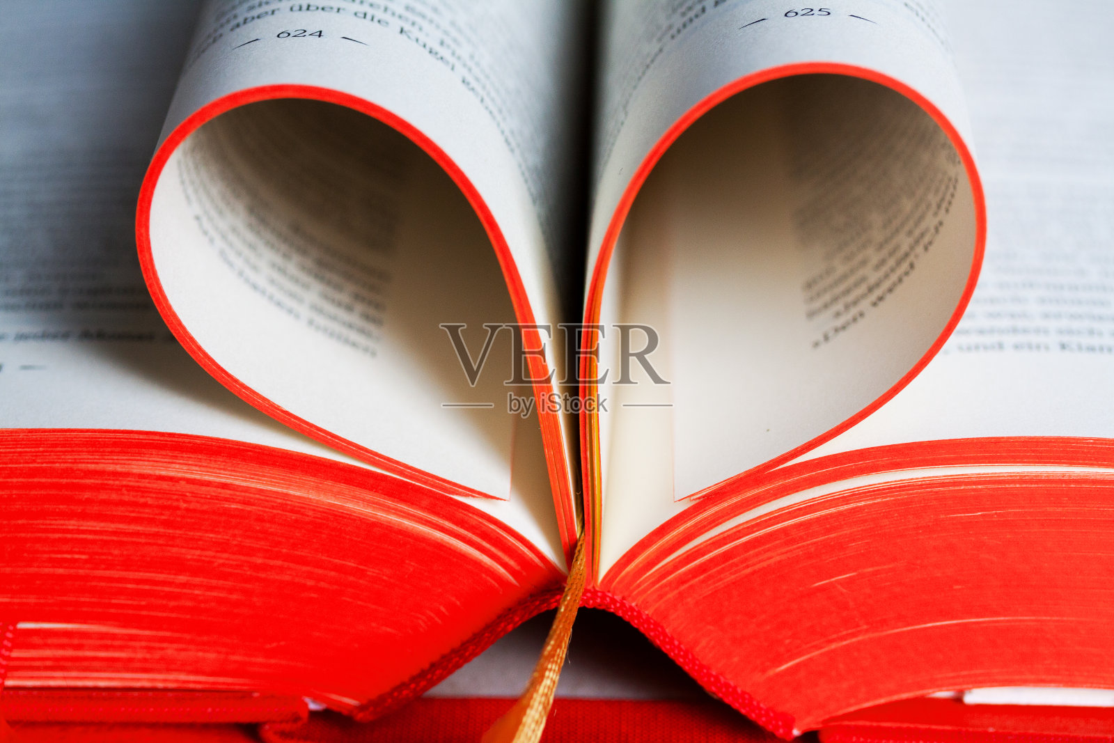 心形折叠的书页照片摄影图片