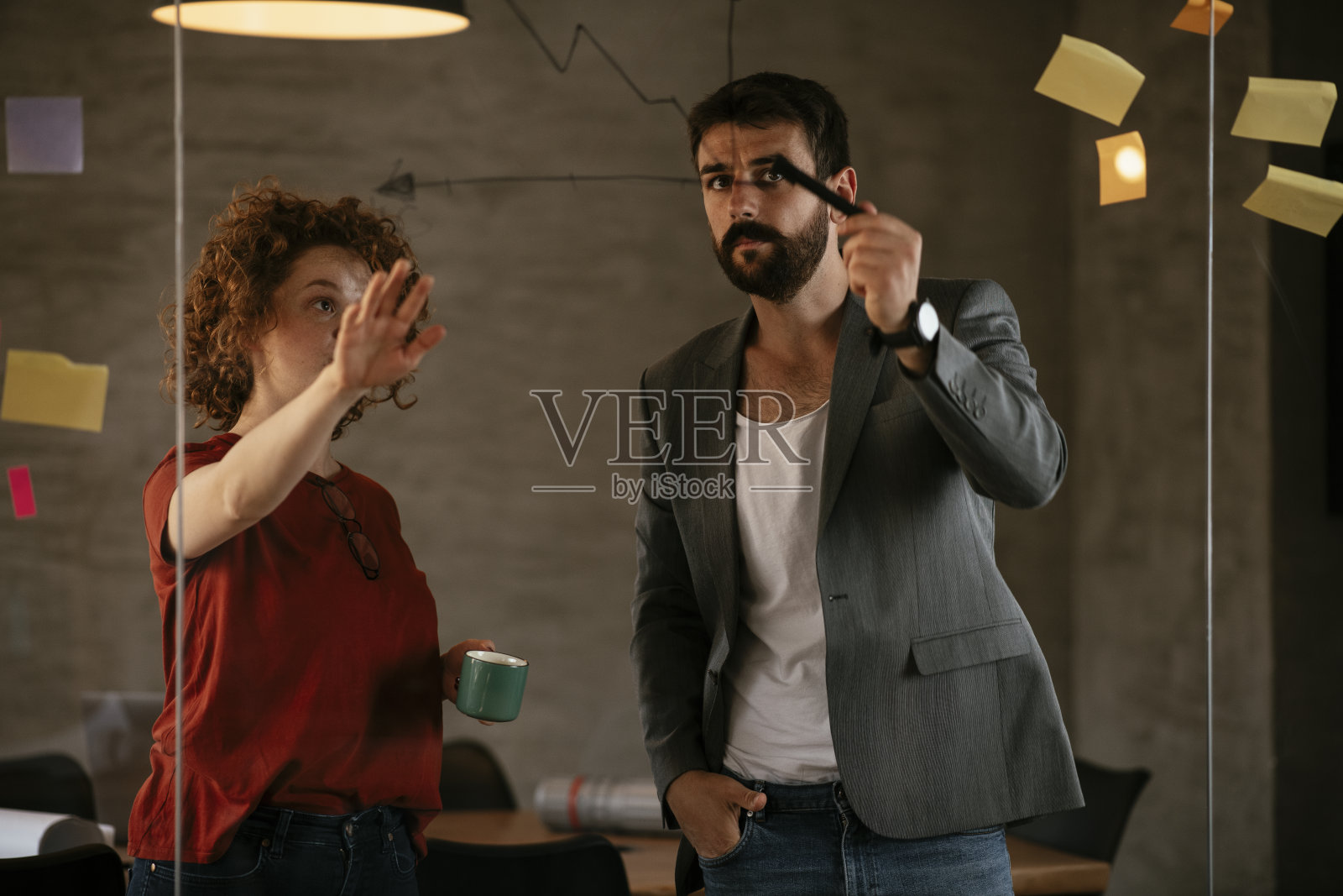 女商人和商人在办公室讨论工作。照片摄影图片