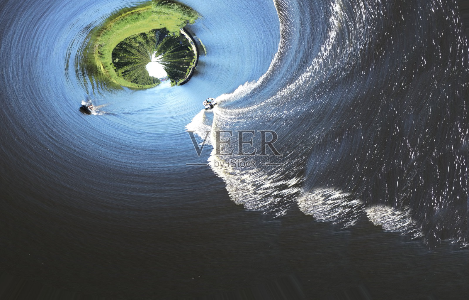 小行星变换球面全景360度。在一个弯曲的空间中出现的摩托艇的球形抽象鸟瞰图照片摄影图片