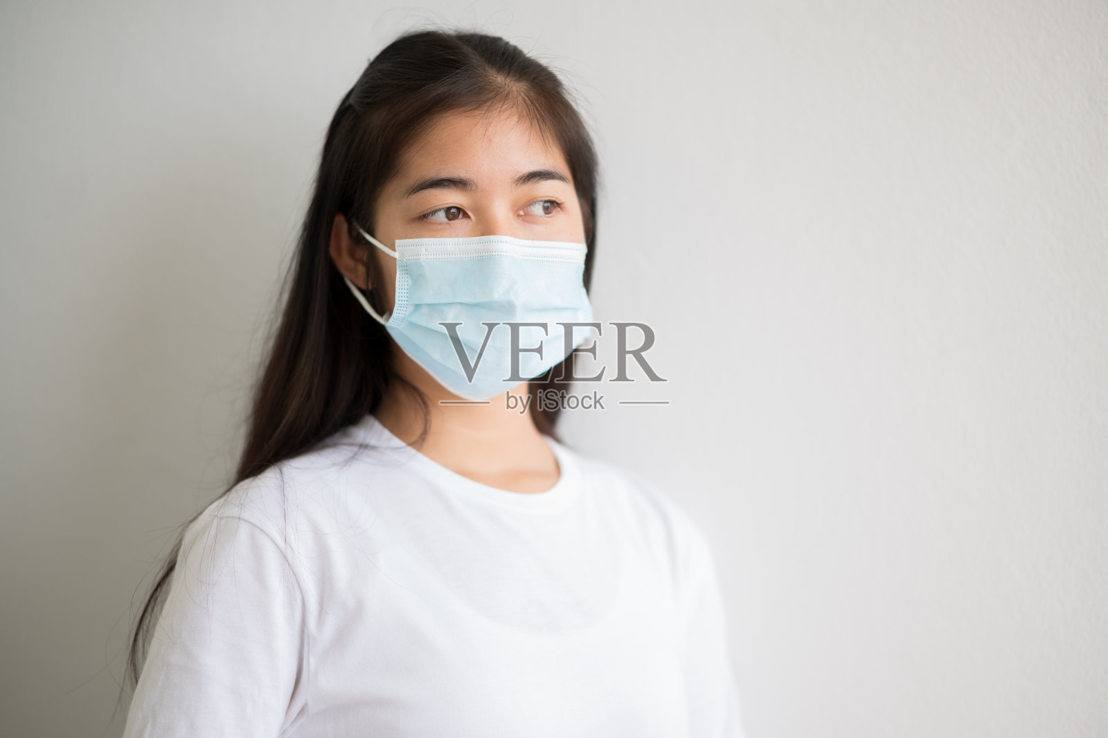 亚裔女大学生在上课时间戴口罩,保持社交距离。照片摄影图片