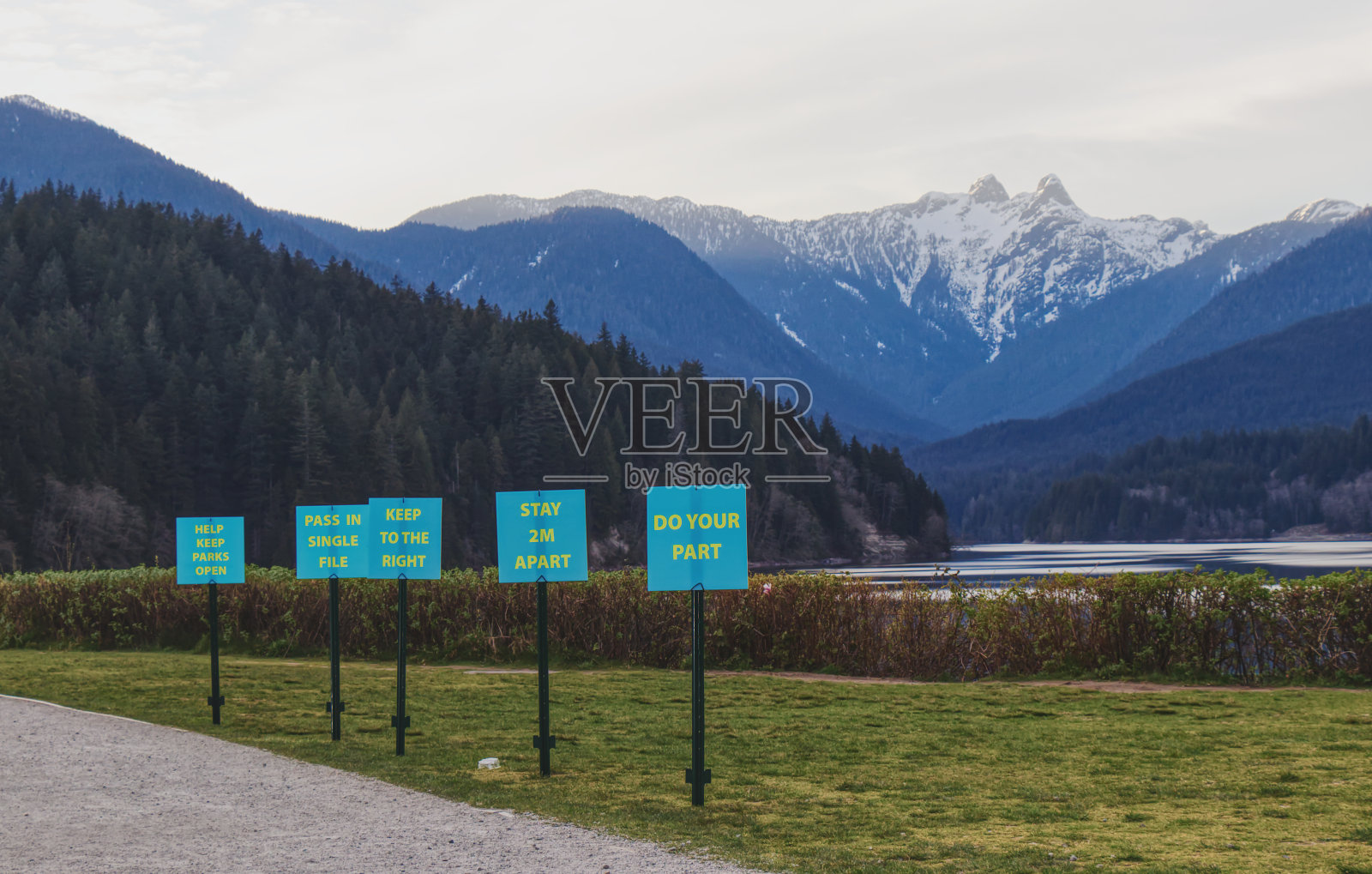 卡皮拉诺河区域公园内的新冠疫情防护标语(请尽一份力量,保持2米距离,帮助保持公园开放)照片摄影图片