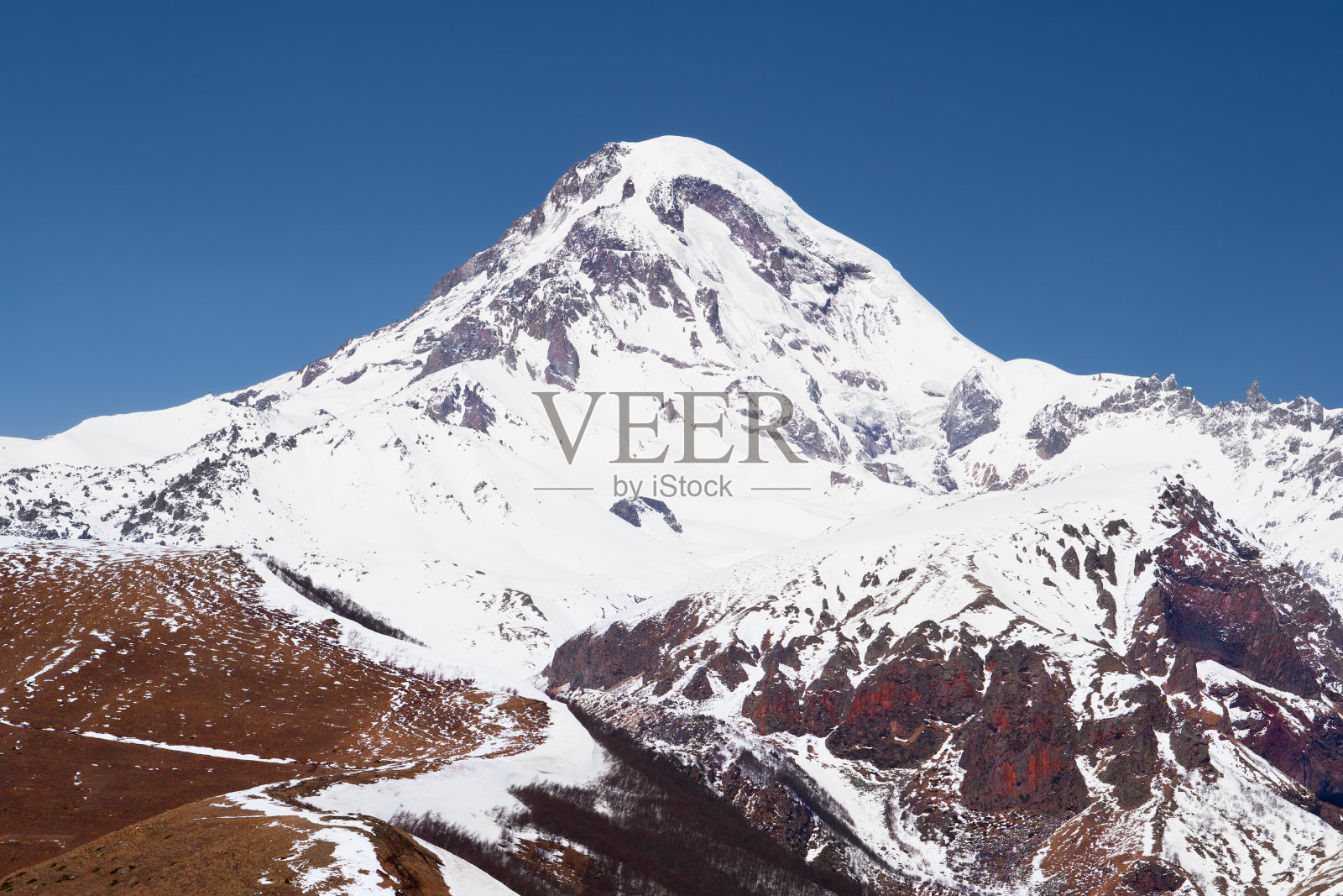 蓝天映衬下的格鲁吉亚哈萨克山照片摄影图片