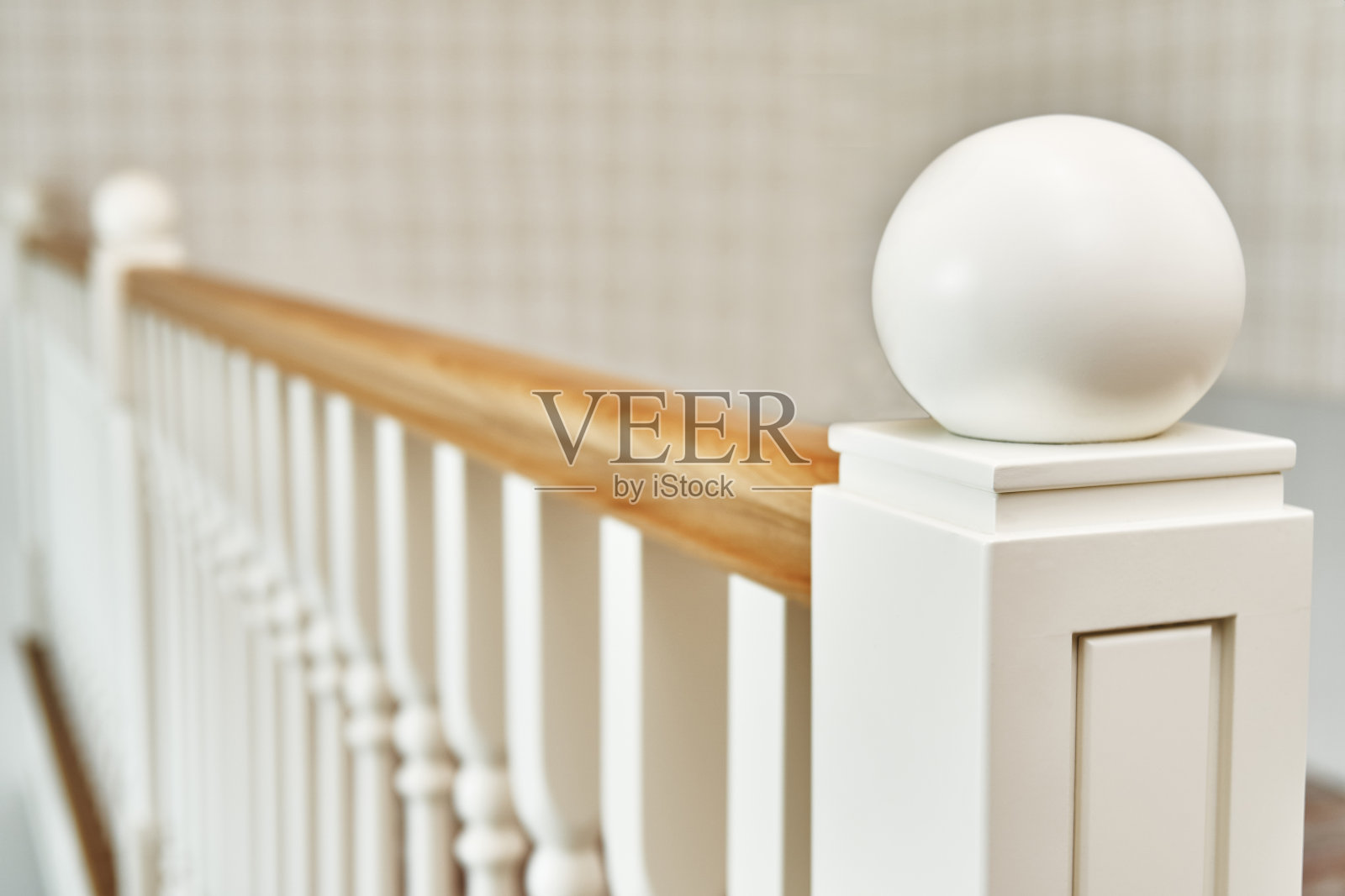 明亮公寓木质楼梯的细节照片摄影图片