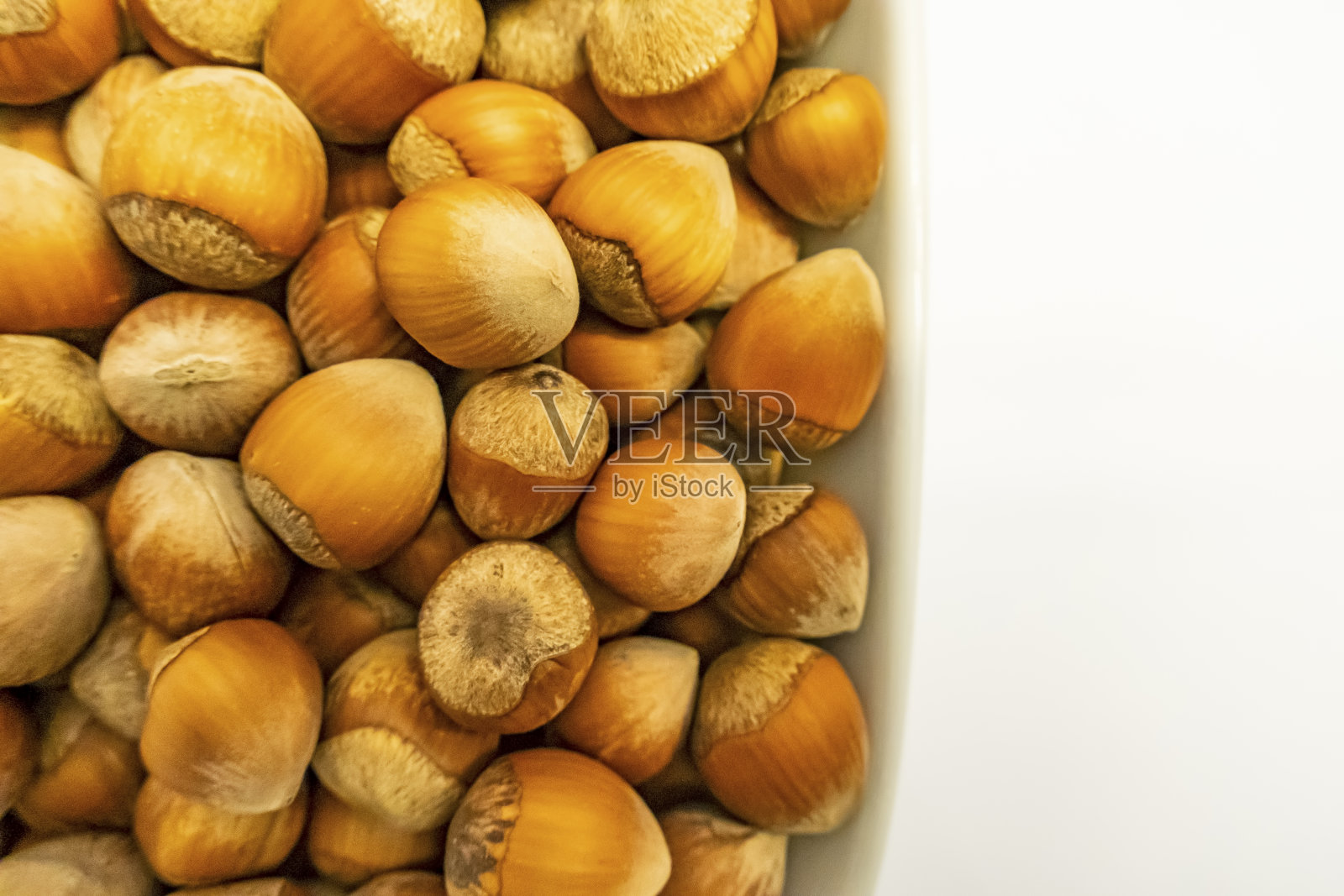 仔细观察盘子里的榛子壳照片摄影图片