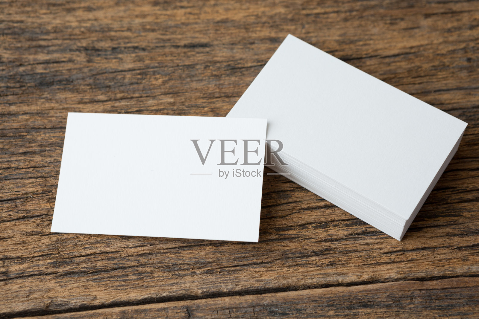 在木材背景和复制空间上堆叠名片照片摄影图片
