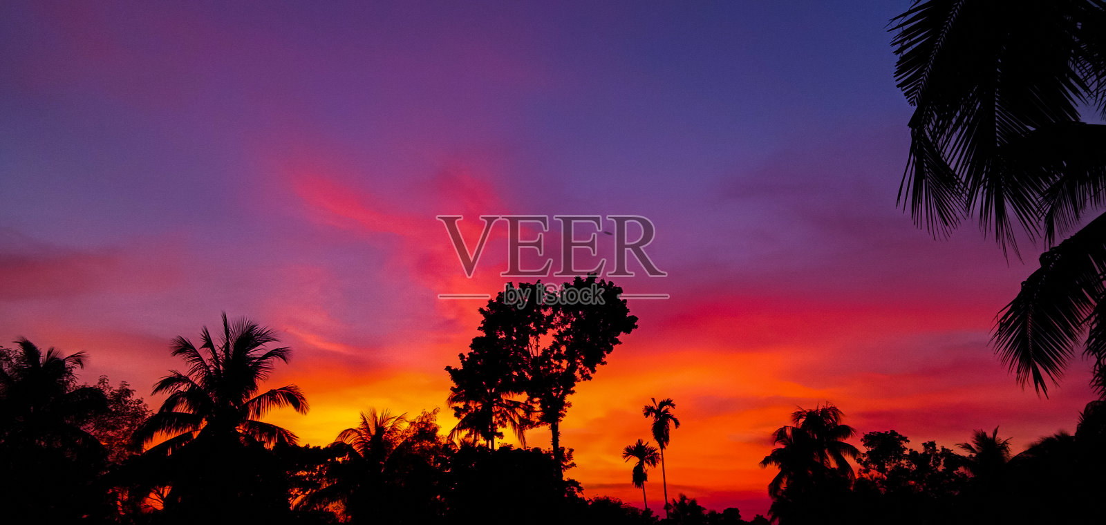 傍晚日落的全景。夏季旅游胜地。在印度旅游。戏剧性的天空。Beautyful自然。照片摄影图片