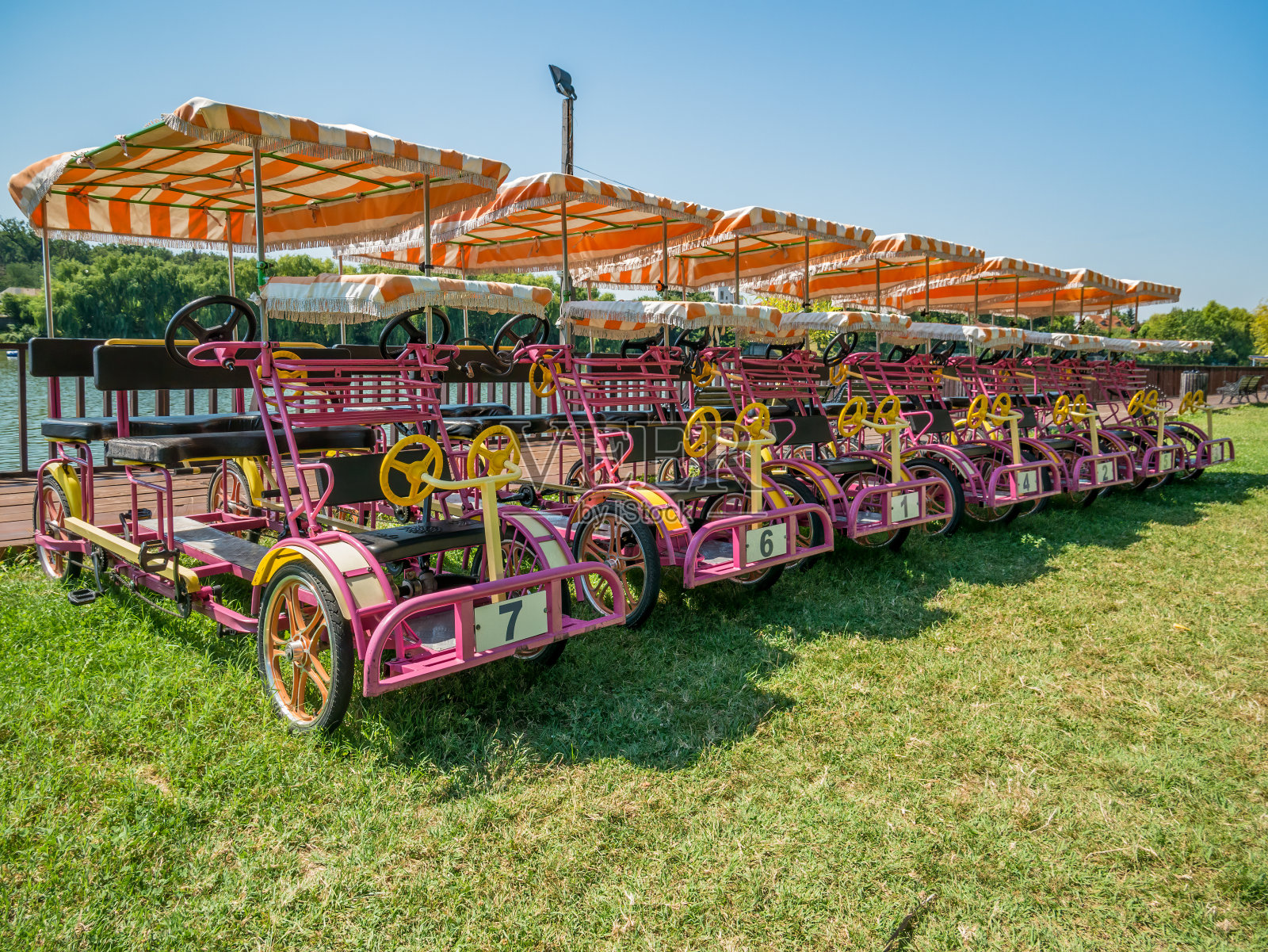 四轮观光旅游推车与踏板。照片摄影图片