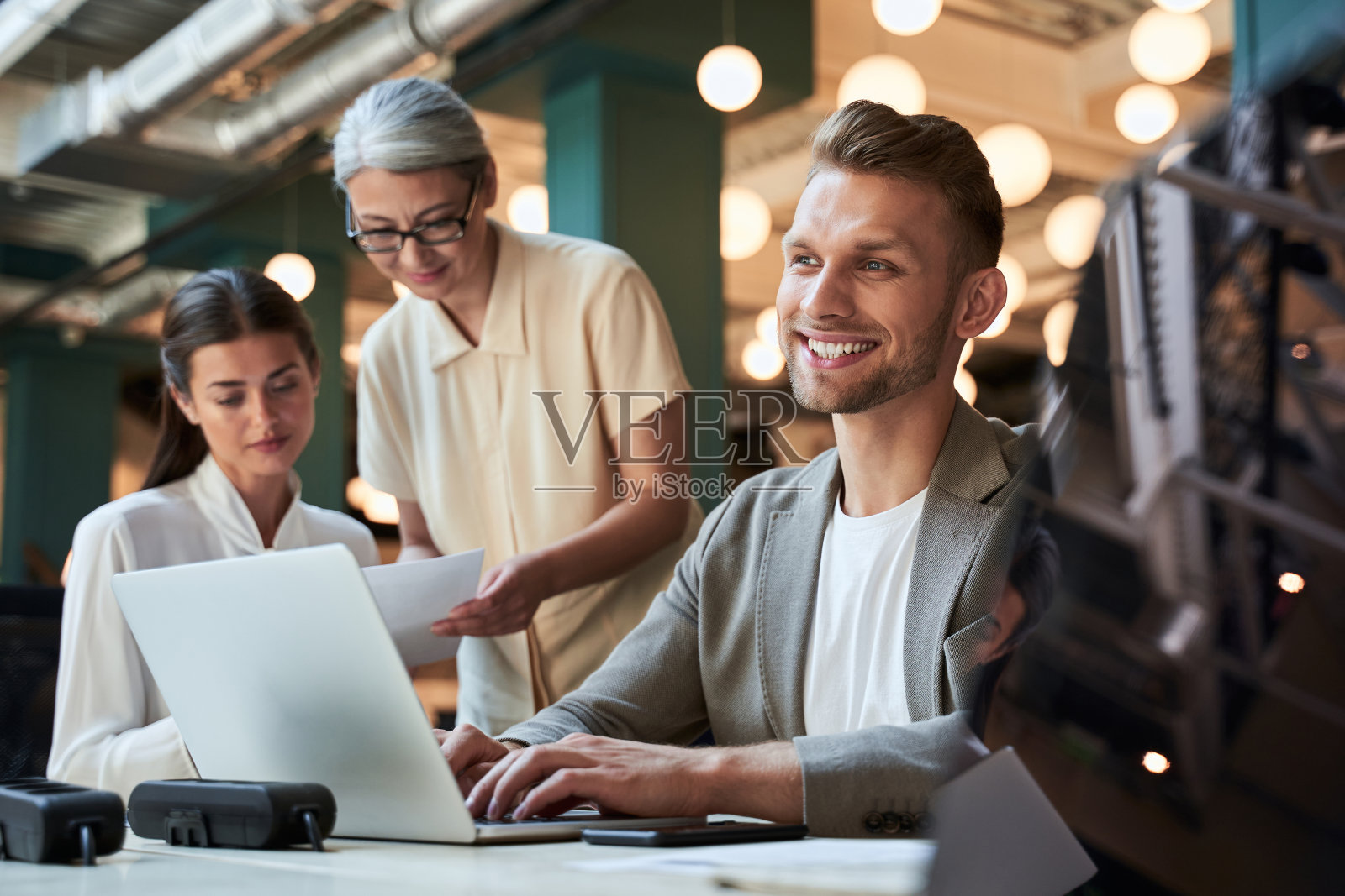 团队合作是成功创业的关键照片摄影图片