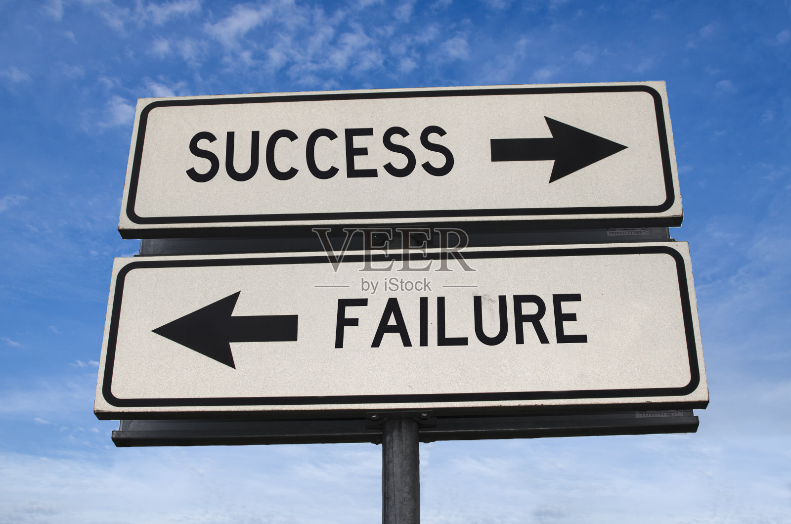成功与失败。白色两个带有箭头的街道标志,金属杆上有字。方向的道路。十字路口路标,两个箭头。蓝色的天空背景。带有文字的双向路标。照片摄影图片