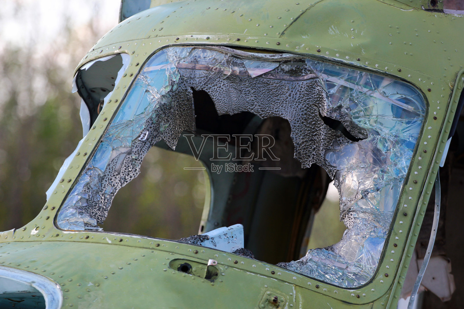 老米米-2,一架小型涡轮动力运输直升机在乌克兰东部Vovchansk的一个飞机墓地上照片摄影图片