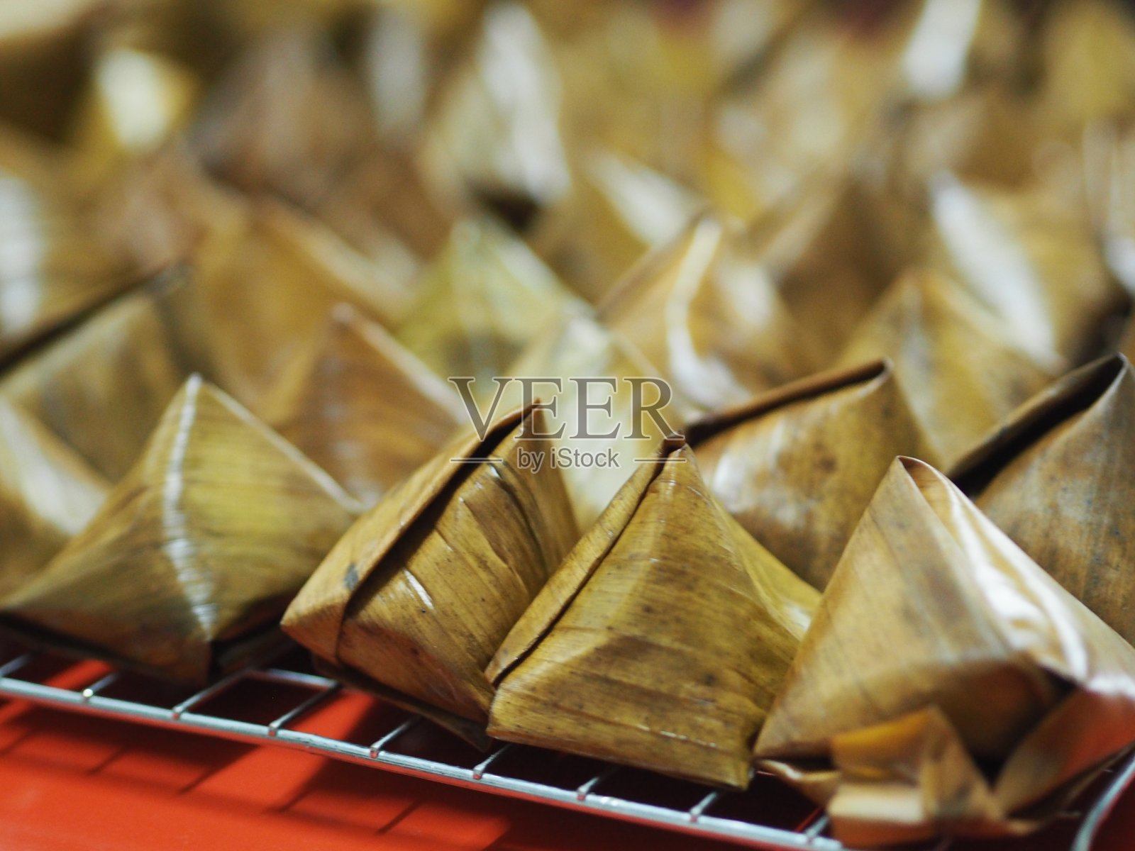 夹面金字塔甜点,夹面金字塔,年糕,年糕,甜点用糯米粉和糖制成,把香蕉叶小篮子蒸熟照片摄影图片