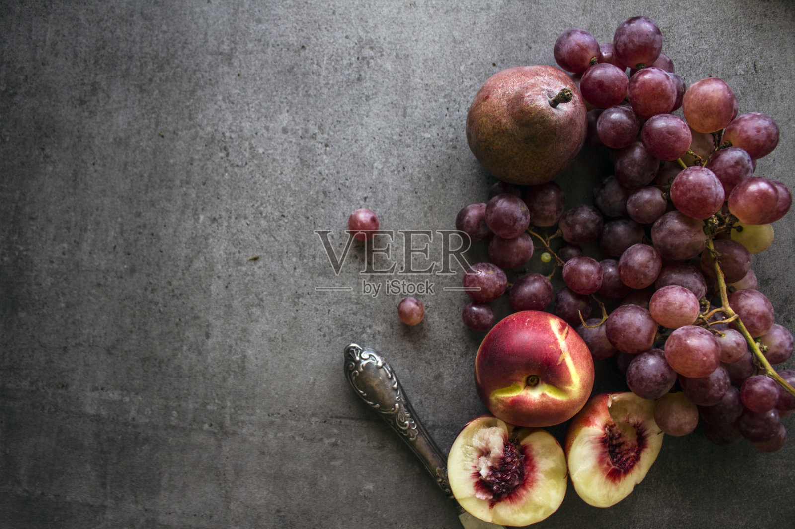 灰色桌子上的多汁水果照片摄影图片