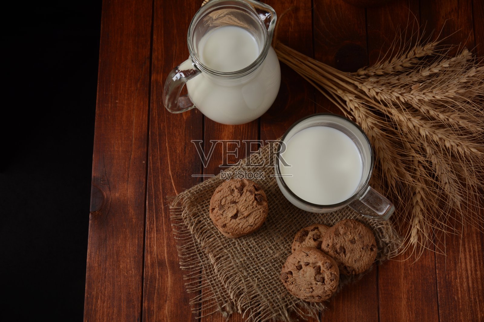 乡村木桌上的牛奶巧克力曲奇照片摄影图片