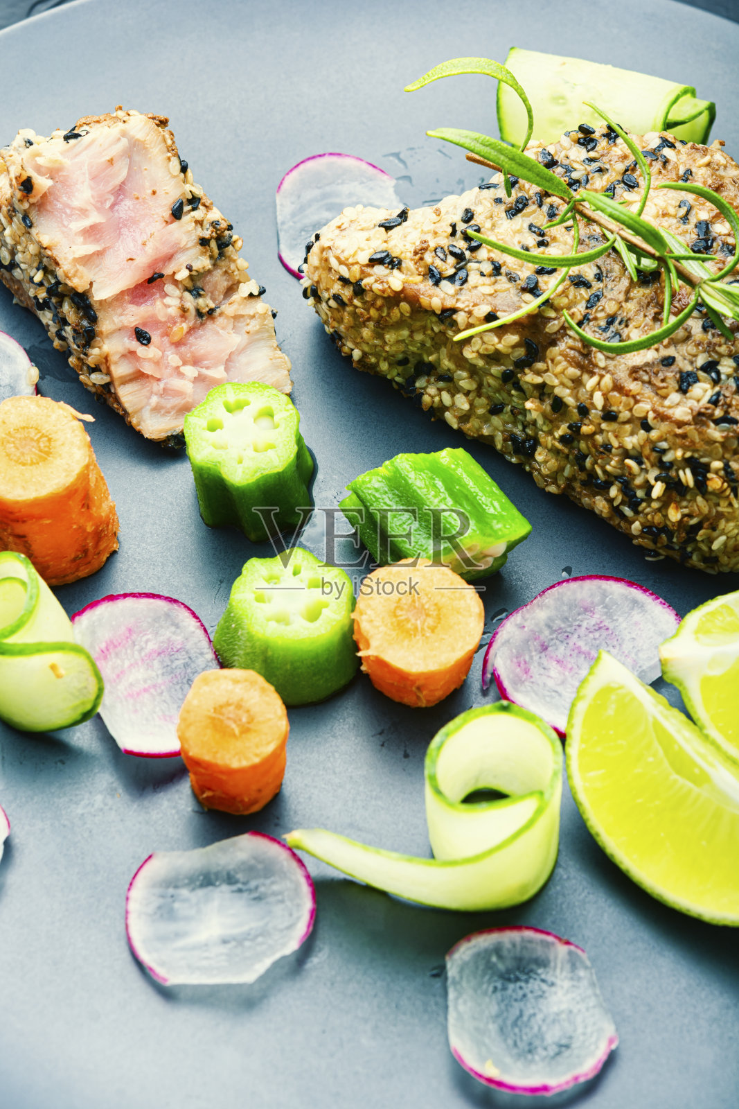 烤金枪鱼牛排照片摄影图片