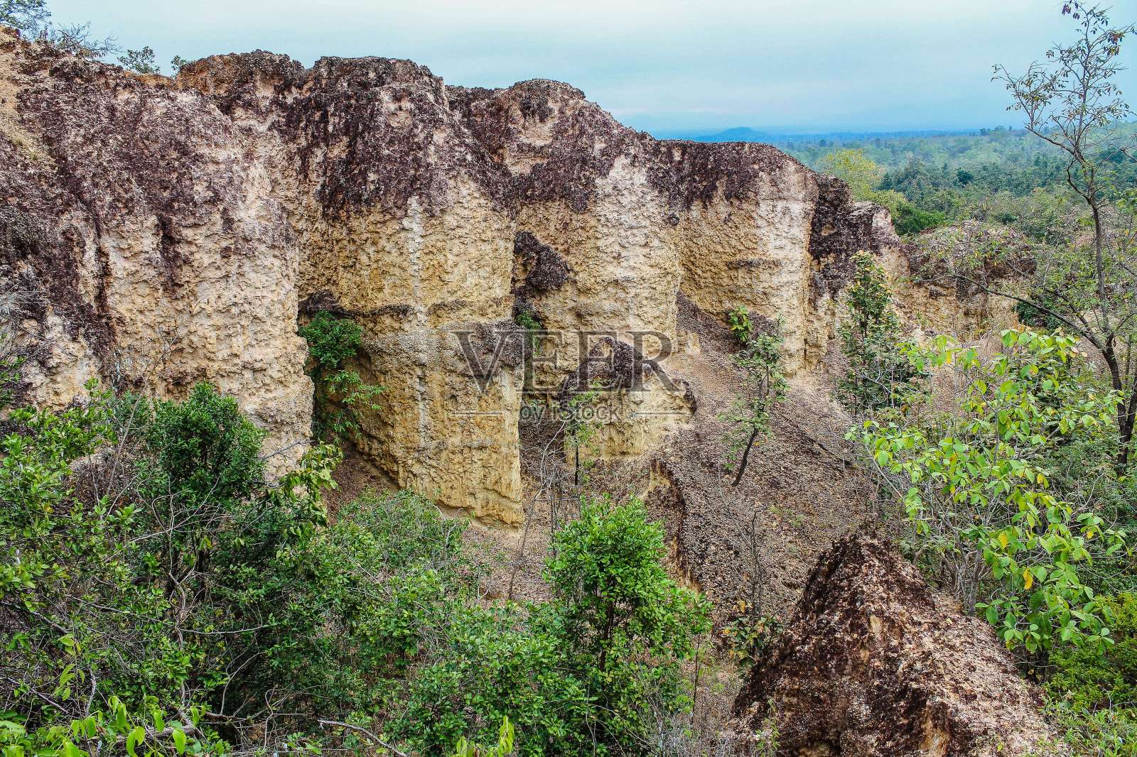 清迈Doi Lo区Pha Chor的悬崖石,在Th照片摄影图片