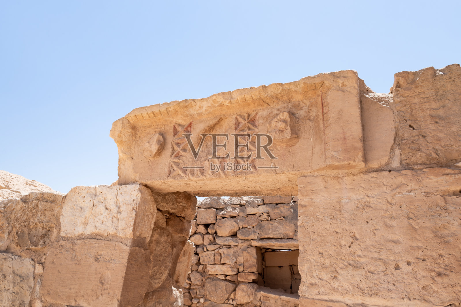 以色列南部Shivta国家公园遗址墙壁上的装饰石雕照片摄影图片