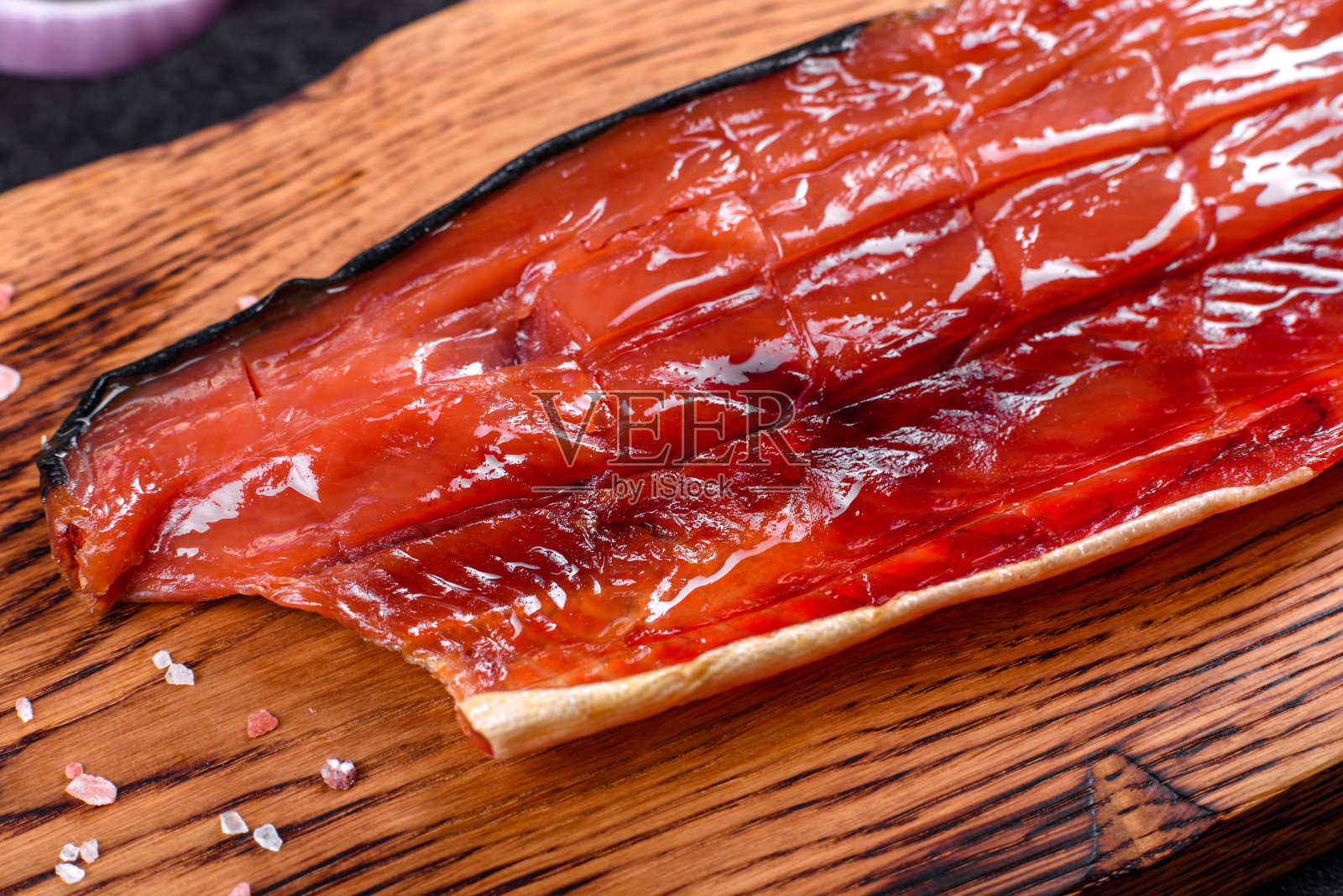 盐渍熏鱼切片,用于啤酒小吃照片摄影图片