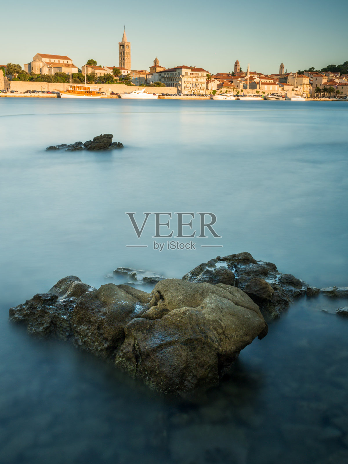 克罗地亚的拉伯古城,有海港和礁石照片摄影图片