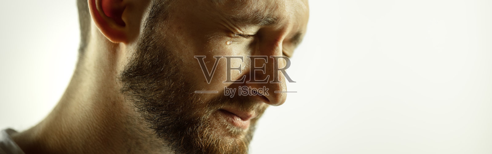 一个白人年轻人的特写镜头,拍摄于摄影棚背景,传单照片摄影图片