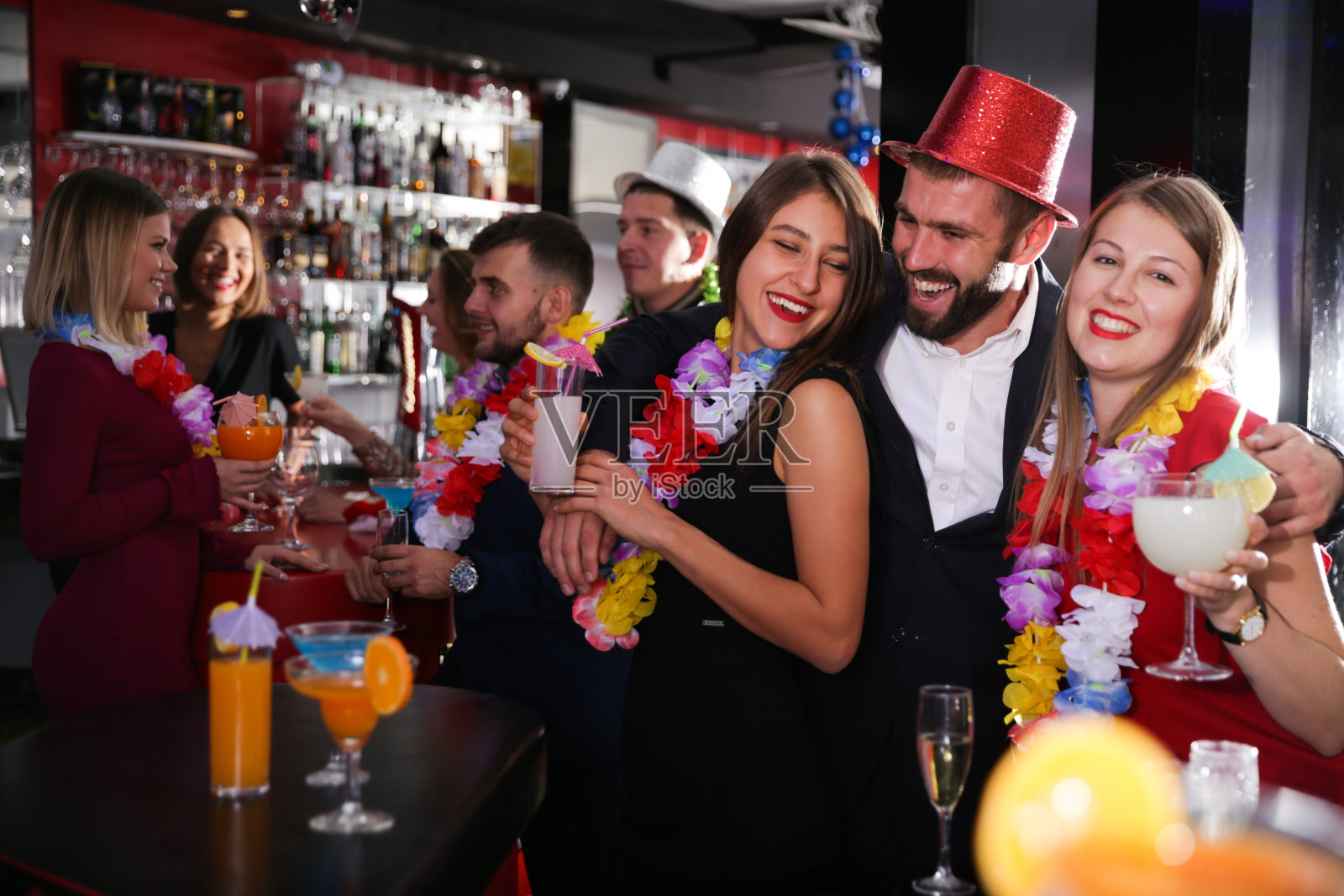 一男两女在夏威夷夜总会聚会照片摄影图片