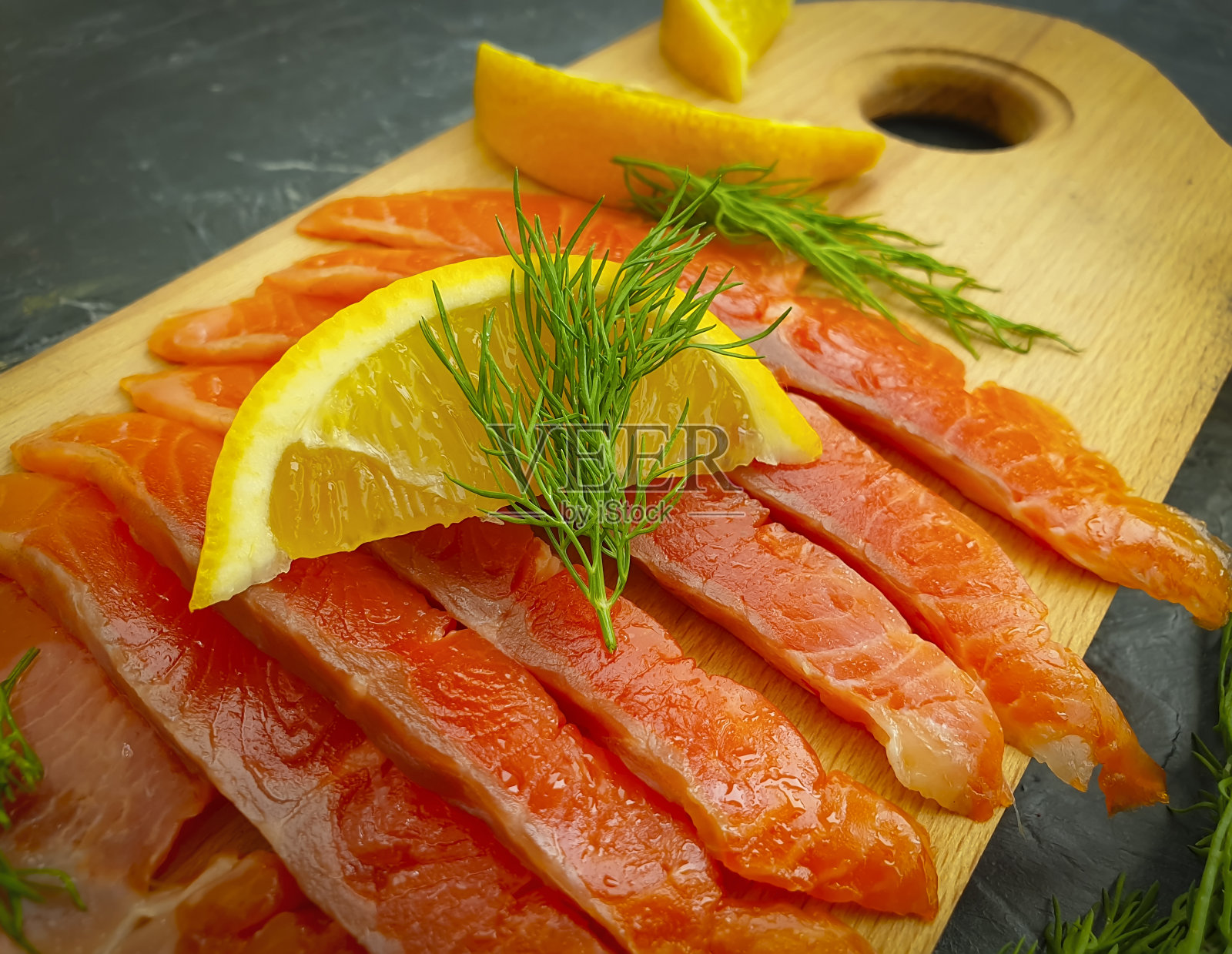 混凝土背景上的红色鱼块照片摄影图片