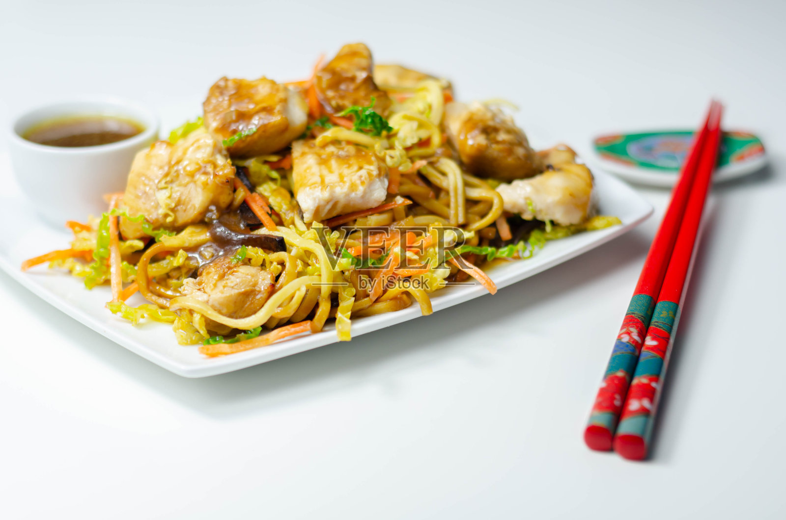 煮熟的鸡胸肉与美味的大蒜和姜酱油,面条,黑木耳,白菜和胡萝卜照片摄影图片