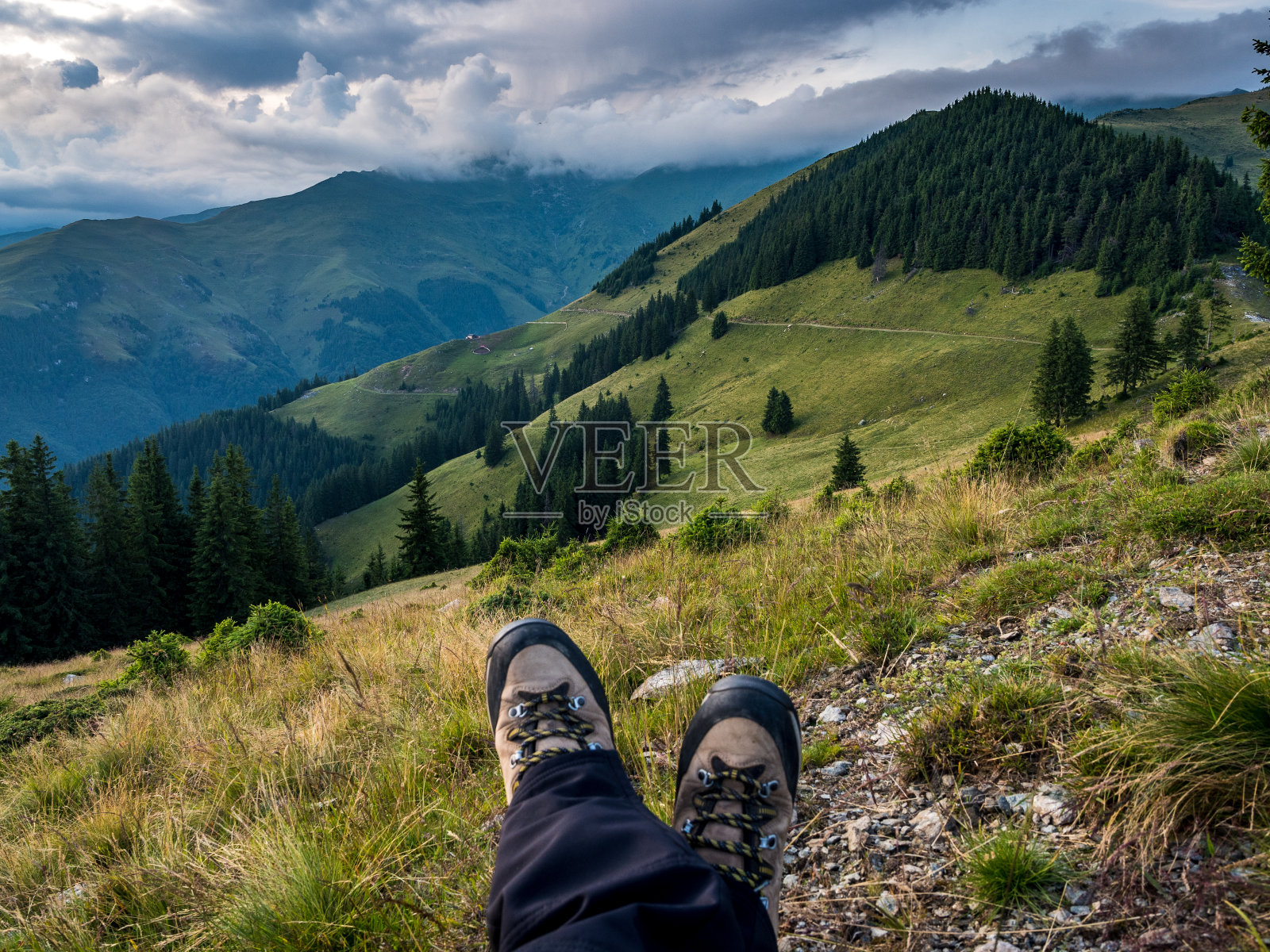 全景场景配腿和靴子在画面中,风景风景尽收眼底。照片摄影图片