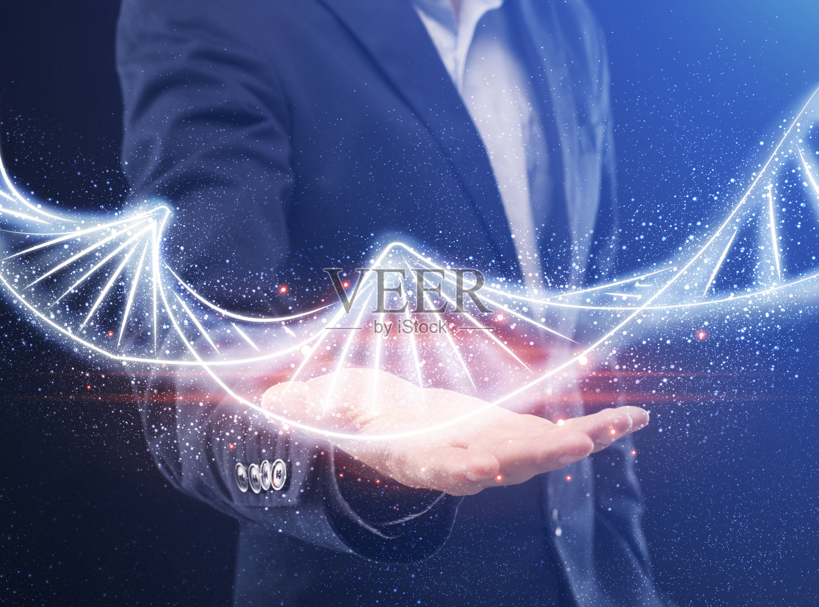 年轻人穿着正装拿着DNA分子,在暗色背景下操作人类基因组密码,拼贴照片摄影图片