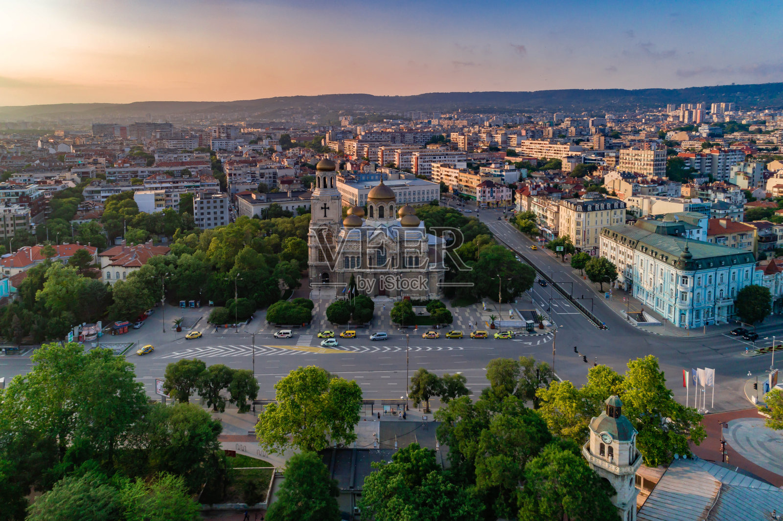 空中无人机的大教堂的假设在瓦尔纳,保加利亚-(保加利亚:КатедралатаУспениеБогородичновъвВарна,България)照片摄影图片