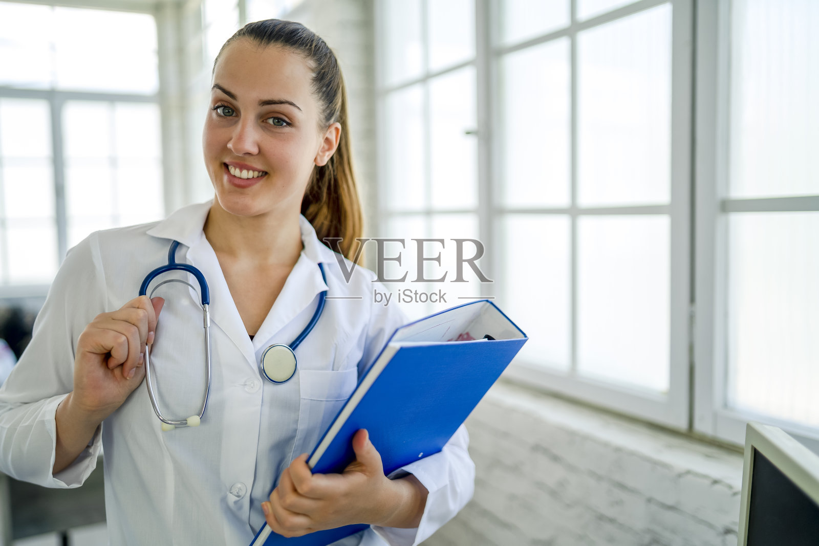 在医院工作的医生照片摄影图片