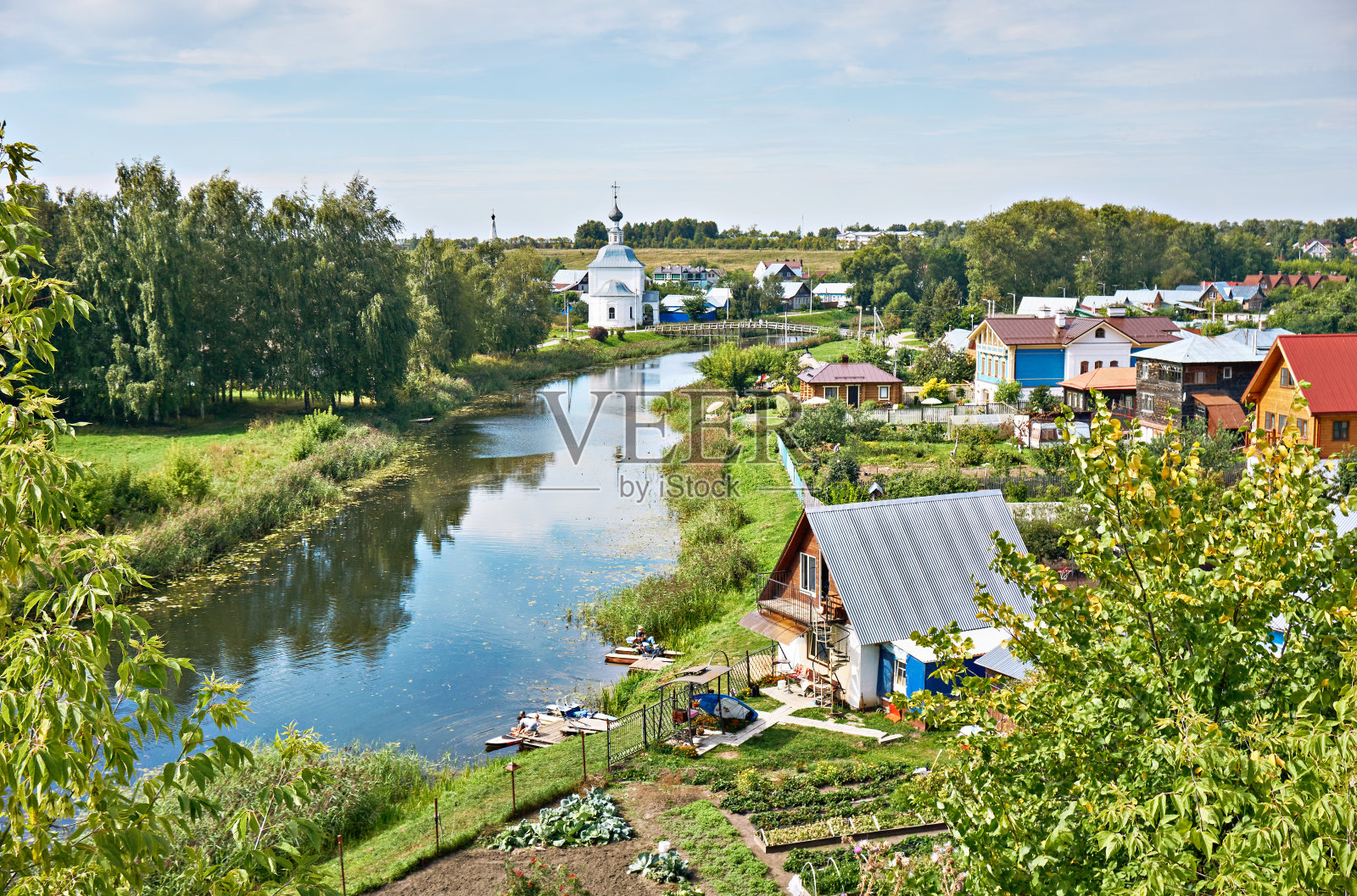 乡村景观与河流照片摄影图片