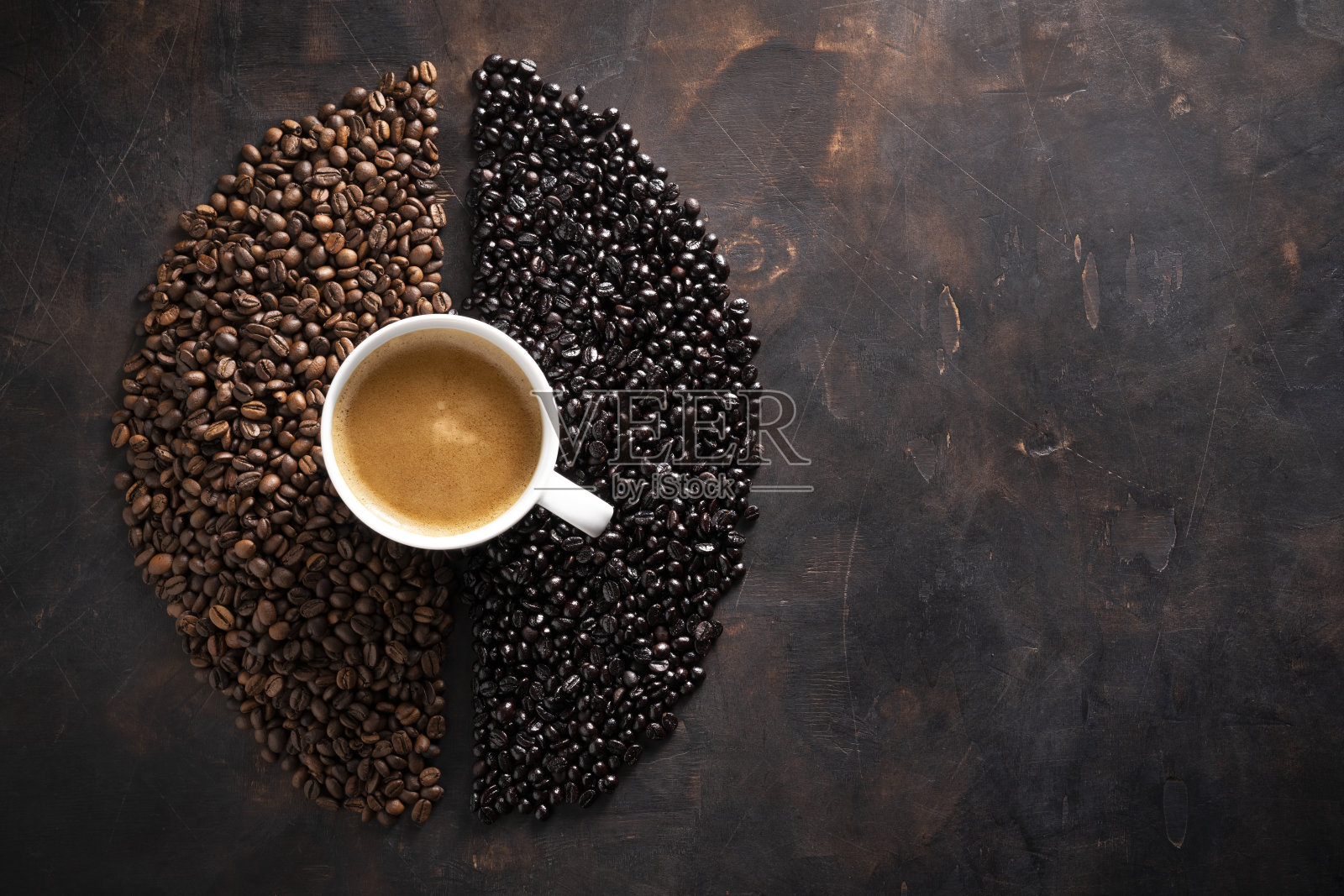 牛奶咖啡拿铁杯与咖啡豆形状在两层烘烤照片摄影图片