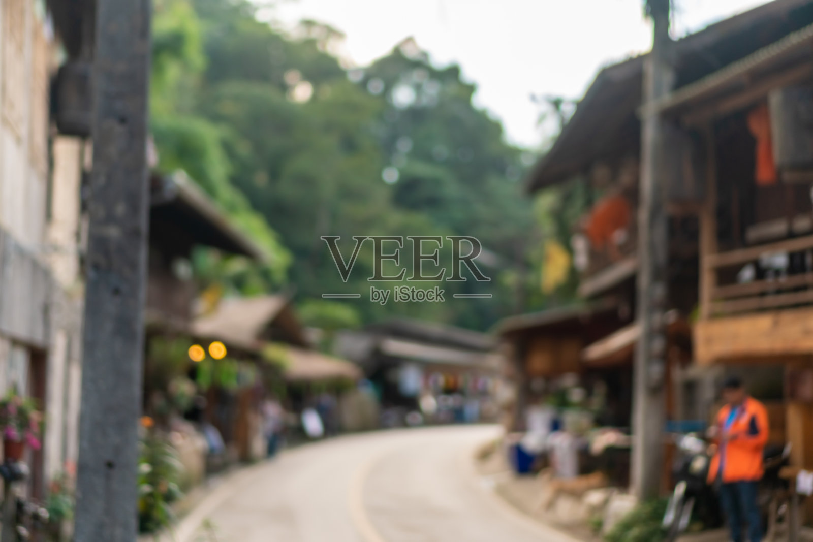 模糊了山谷山背景中的小保守村庄。照片摄影图片