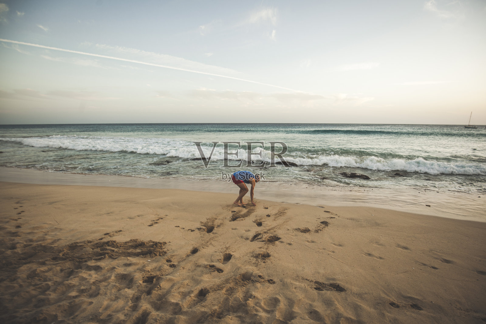 在沙滩上玩耍照片摄影图片