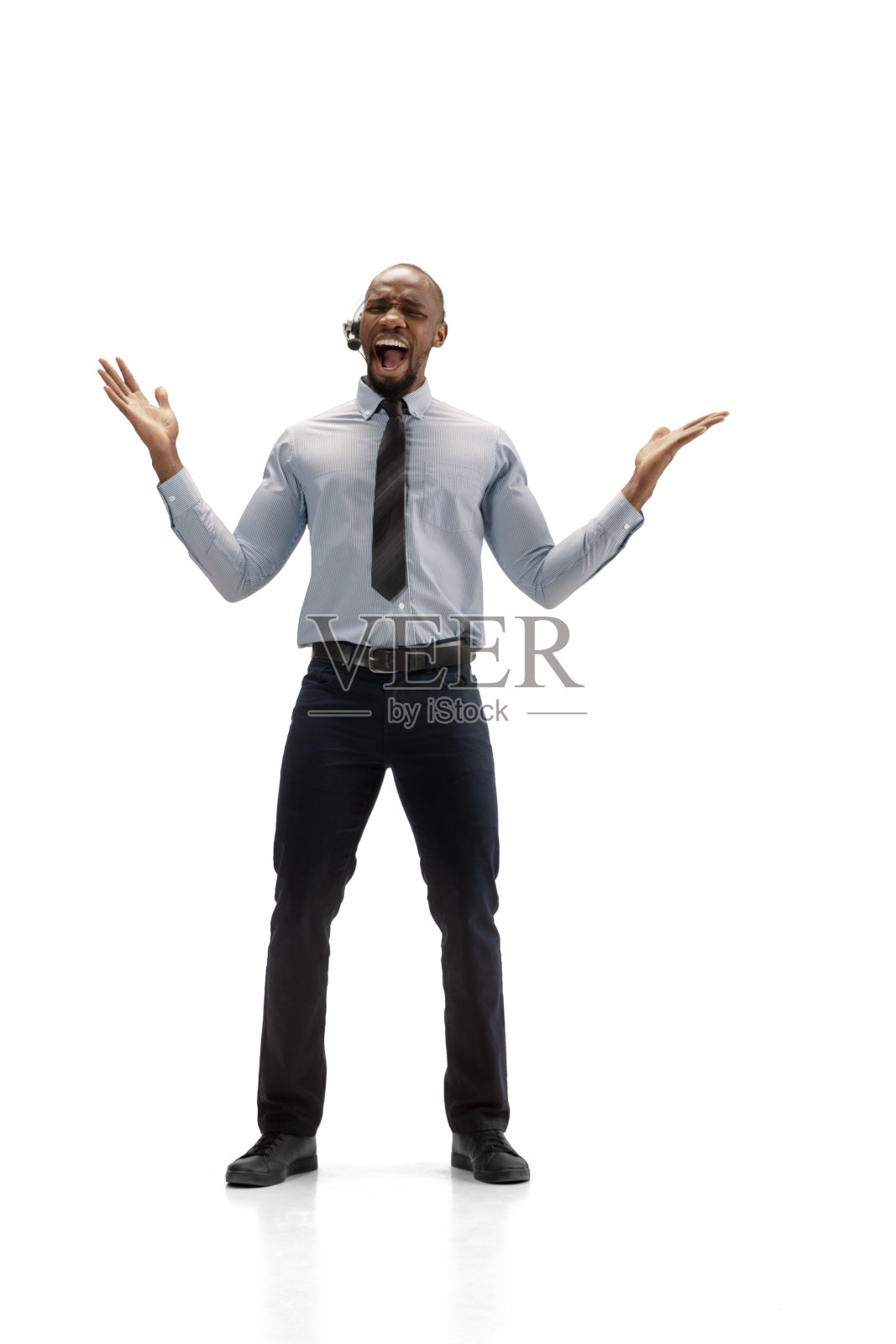 年轻的非洲裔美国人呼叫中心顾问与耳机隔离在白色演播室背景照片摄影图片