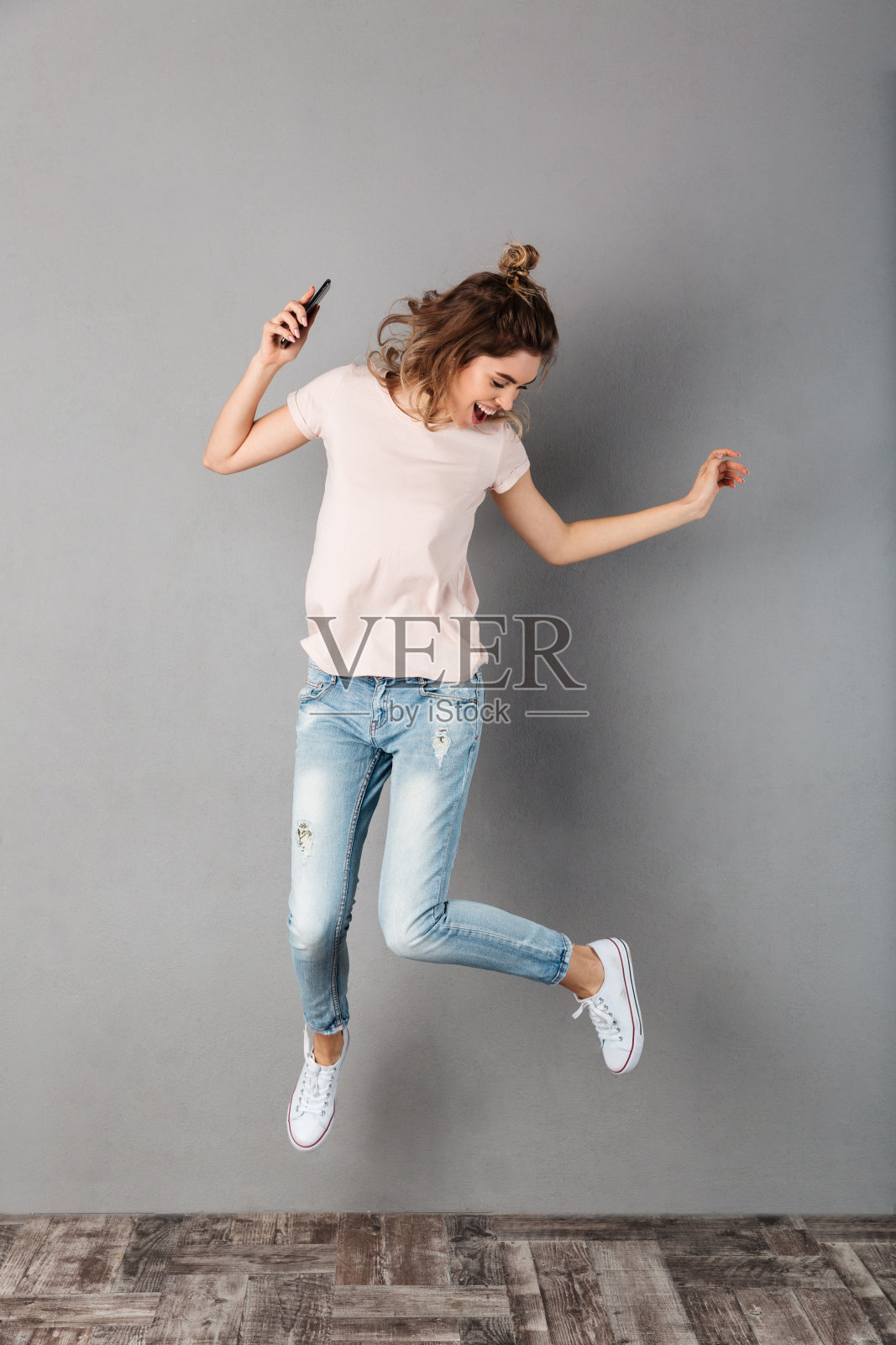 全身像快乐的女人在t恤听音乐照片摄影图片