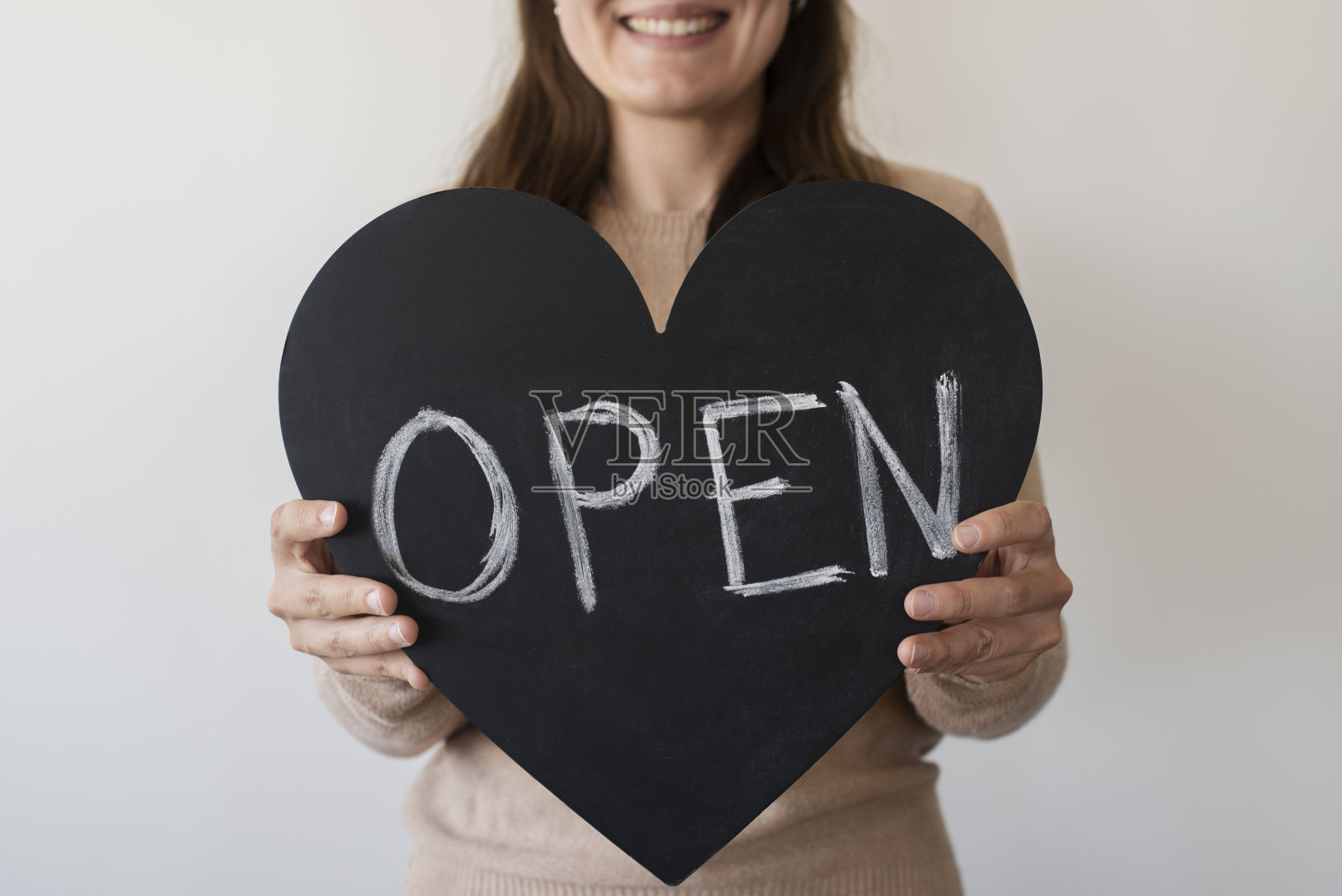 微笑的女人与开放的心形标志照片摄影图片