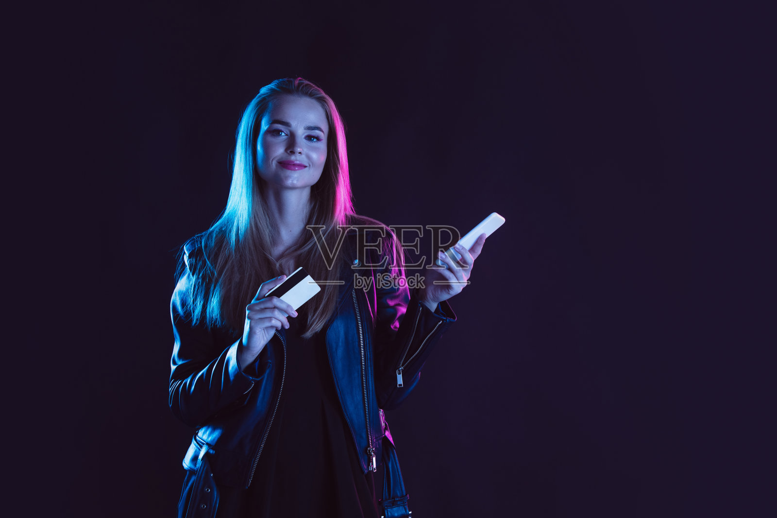 霓虹背景下的年轻女子肖像。人类情感,黑色星期五,网络星期一,购买,销售,财务概念。照片摄影图片