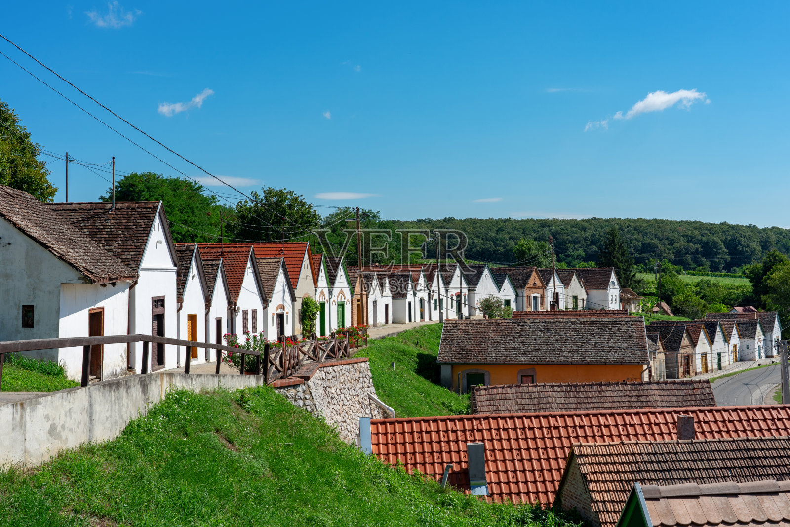 在匈牙利一个叫Villanykovesd的葡萄酒产区,许多色彩鲜艳的传统酒窖照片摄影图片