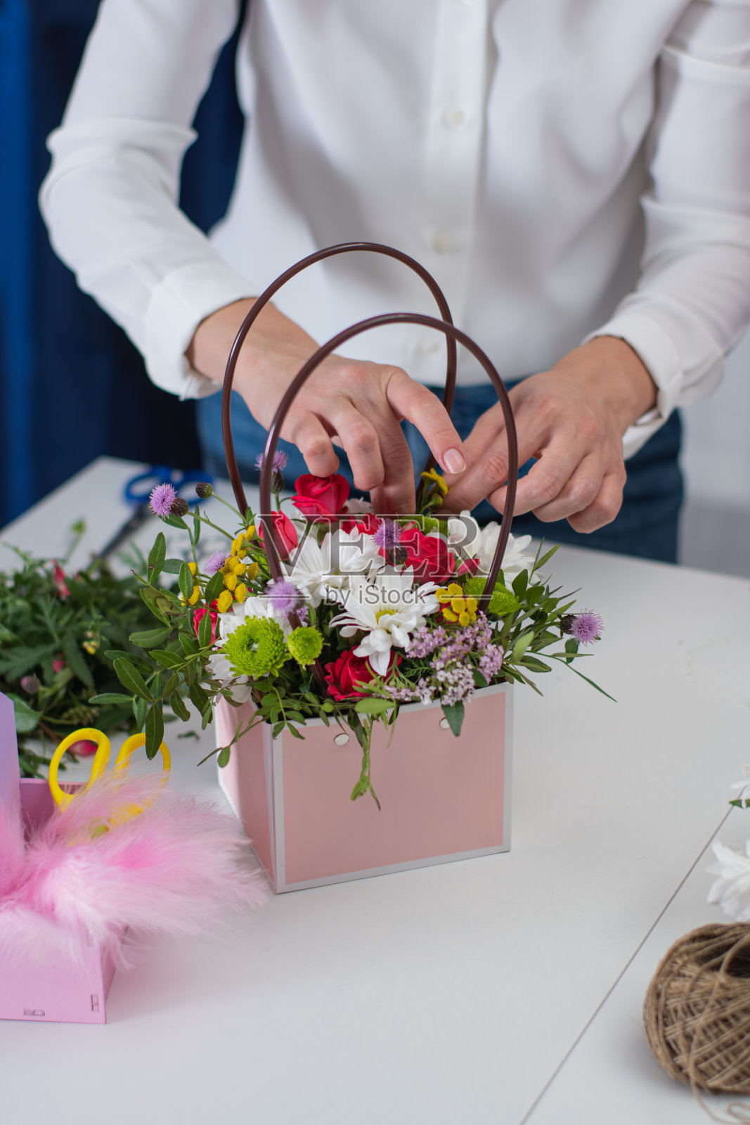 一个女孩收集一束花作为礼物照片摄影图片