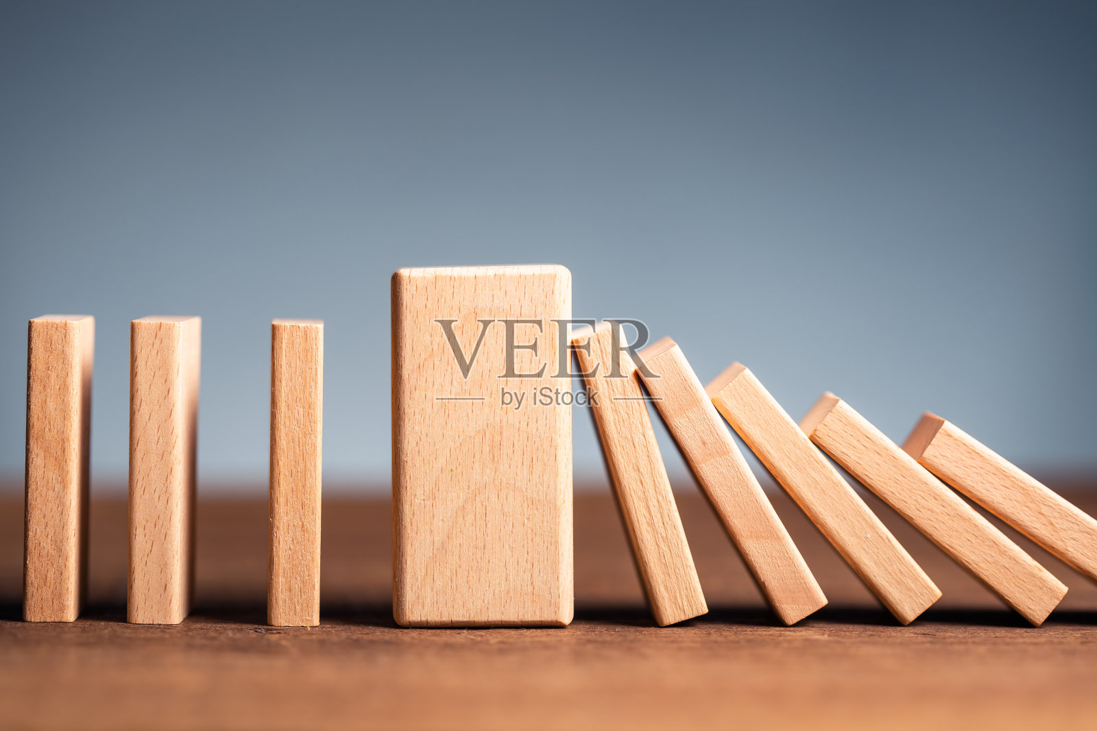 厚多米诺骨牌停止坠落照片摄影图片