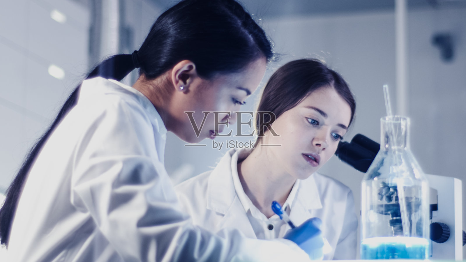 未来实验室里的女性团队。讨论照片摄影图片