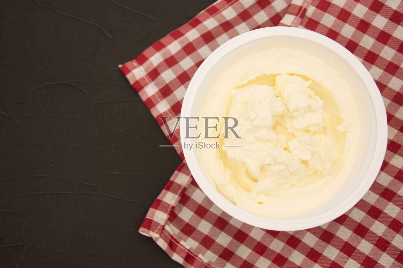 一碗鲜奶油芝士酱。照片摄影图片